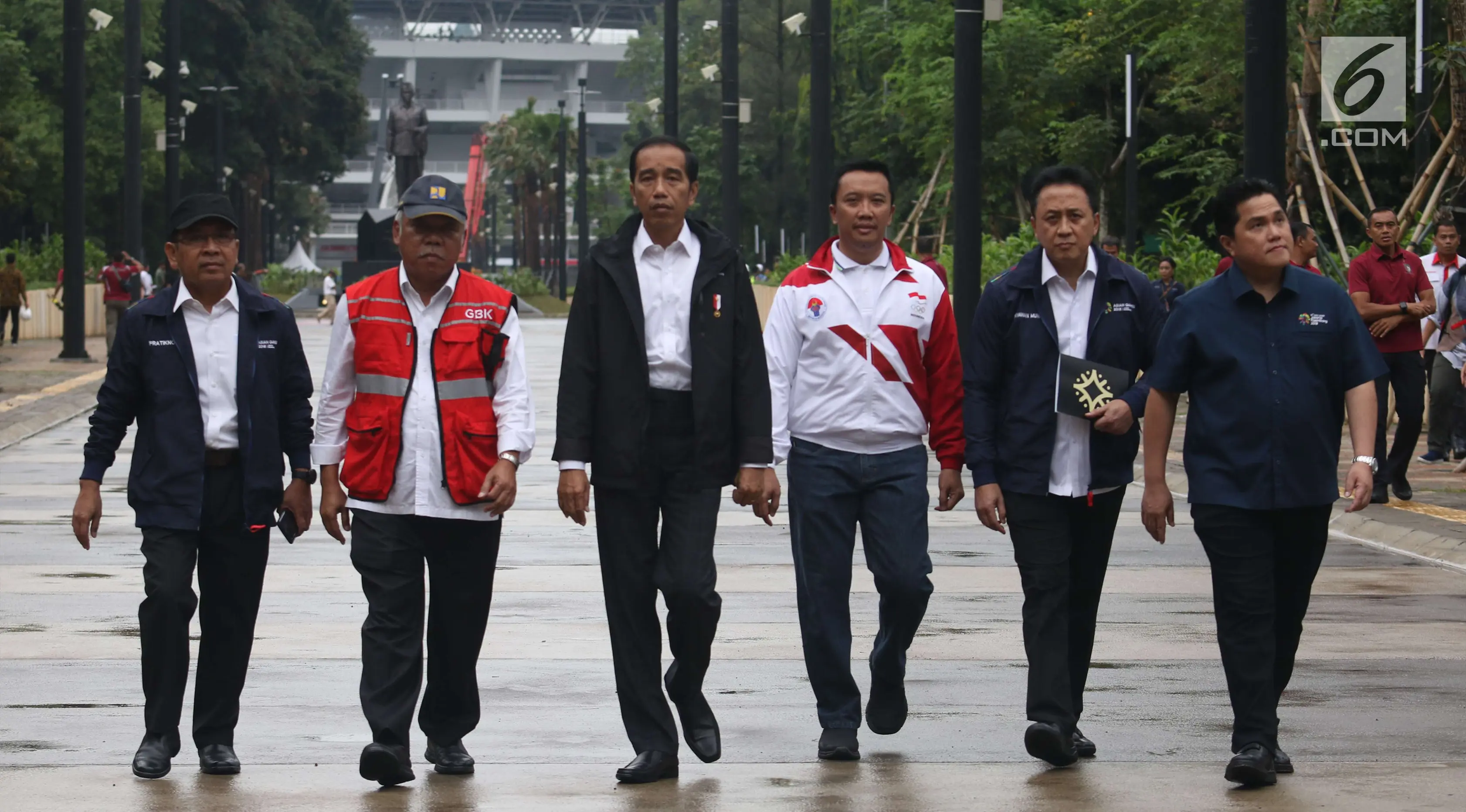 Presiden Joko Widodo (ketiga kiri) didampingi Menpora, Menteri PUPR, Kepala Bekraf, dan Ketua Inasgoc meninjau sejumlah venue Asian Games 2018 di Kompleks Gelora Bung Karno, Jakarta, Senin (25/6). (Liputan6.com/Angga Yuniar)