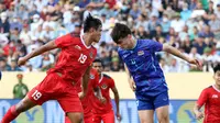 Kapten Timnas Indonesia U-23, Fachruddin Aryanto, berduel dengan bek Thailand, Jonathan Khemdee, dalam laga semifinal sepak bola SEA Games 2021 di Thien Truong Stadium, Kamis (19/5/2022). (Bola.com/Ikhwan Yanuar Harun)