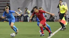 Gelandang Timnas Indonesia U-22, Egy Maulana, menggiring bola saat melawan Timnas Singapura U-22 dalam pertandingan Grup B SEA Games 2019 di Stadion Rizal Memorial, Manila, Kamis (28/11/2019). Indonesia menang dengan skor 2-0 atas Singapura. (Bola.com/M Iqbal Ichsan)