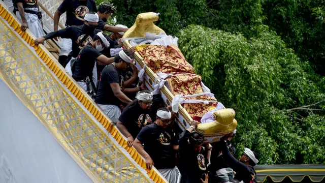 FOTO: Prosesi Upacara Ngaben Raja Pemecutan XI di Bali