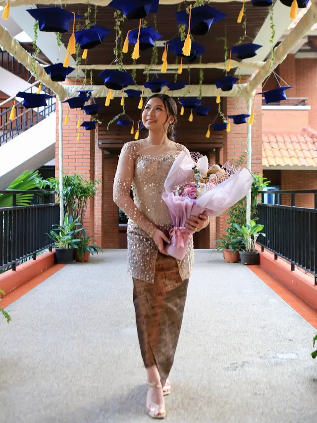 7 Potret Wisuda Aliyyah, Adik Sisca Kohl yang Pakai Kebaya Ini Tampil Menawan