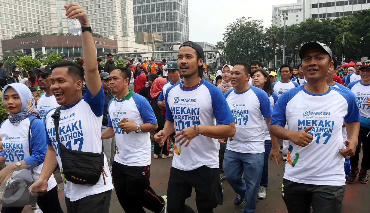 Suasana saat Bupati Lombok Barat, Fauzan Khalid bersama artis Chico Jericho melakukan olah raga di Kawasan HBKB Bunderan Hotel Indonesia Jakarta, Minggu (2/4). Nantinya acara itu akan di gelar di Mekaki Bay Lombok Barat. (Liputan6.com/Johan Tallo)