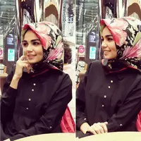 Hijab dengan motif floral. (via: hijabtren.com)