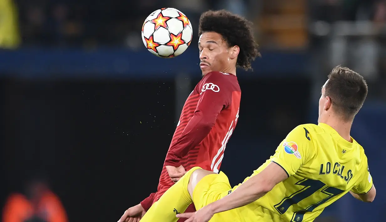 Gelandang Bayern Munchen, Leroy Sane mengontrol bola dari kawalan gelandang Villarreal, Giovani Lo Celso pada pertandingan leg pertama perempat final Liga Champions di stadion La Ceramica di Vila-real, Kamis (7/4/2022). Villarreal menang tipis atas Bayern Munchen 1-0. (AFP/Christof Stache)