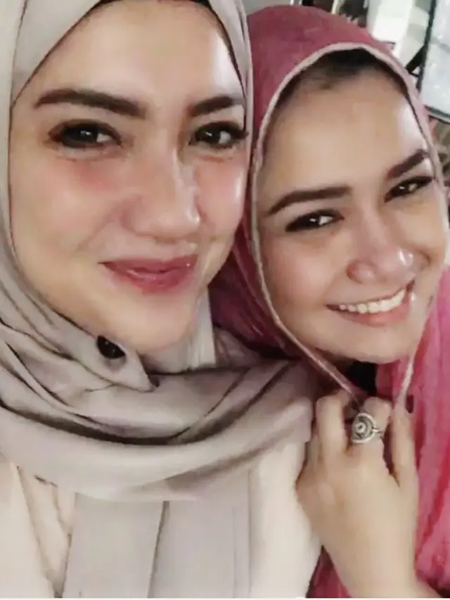 [Bintang] Bikin Adem, Ini 7 Foto Penampilan Tia Ivanka Saat Berhijab
