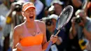 Petenis Rusia, Maria Sharapova berteriak usai memastikan meraih gelar kedua sepanjang kariernya di turnamen Perancis Terbuka di Stadion Roland Garros, Paris, (7/6/2014). (REUTERS/Vincent Kessler)