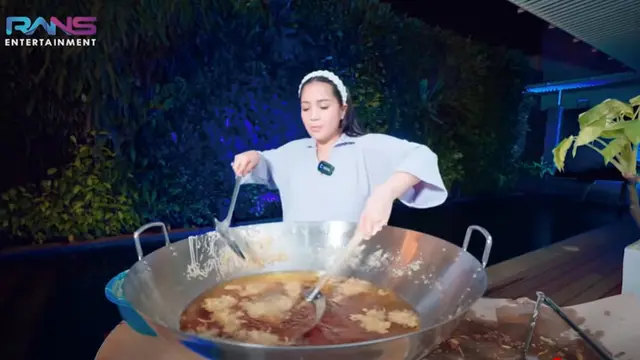 Aksi Nagita Slavina Menggoreng Pisang
