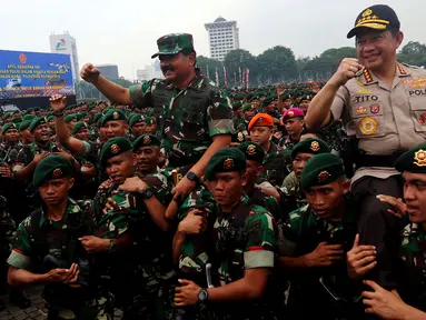 Panglima TNI Marsekal Hadi Tjahjanto dan Kapolri Jenderal Tito Karnavian usai memimpin Apel Kesiapan Natal, Tahun Baru 2019 serta menjelang Pemilu legislasi dan Presiden 2019 di lapangan silang Monas, Jakarta, Jumat (30/11). (Liputan6.com/Johan Tallo)