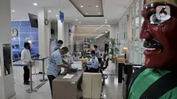 Aktivitas layanan keimigrasian di Kantor Imigrasi Kelas I TPI Jakarta Timur, Senin (15/6/2020). Direktorat Jenderal Imigrasi mulai kembali membuka layanan kantor imigrasi di seluruh Indonesia setelah memberlakukan pembatasan pelayanan sejak 24 Maret 2020 akibat Covid-19. (merdeka.com/Iqbal S Nugroho