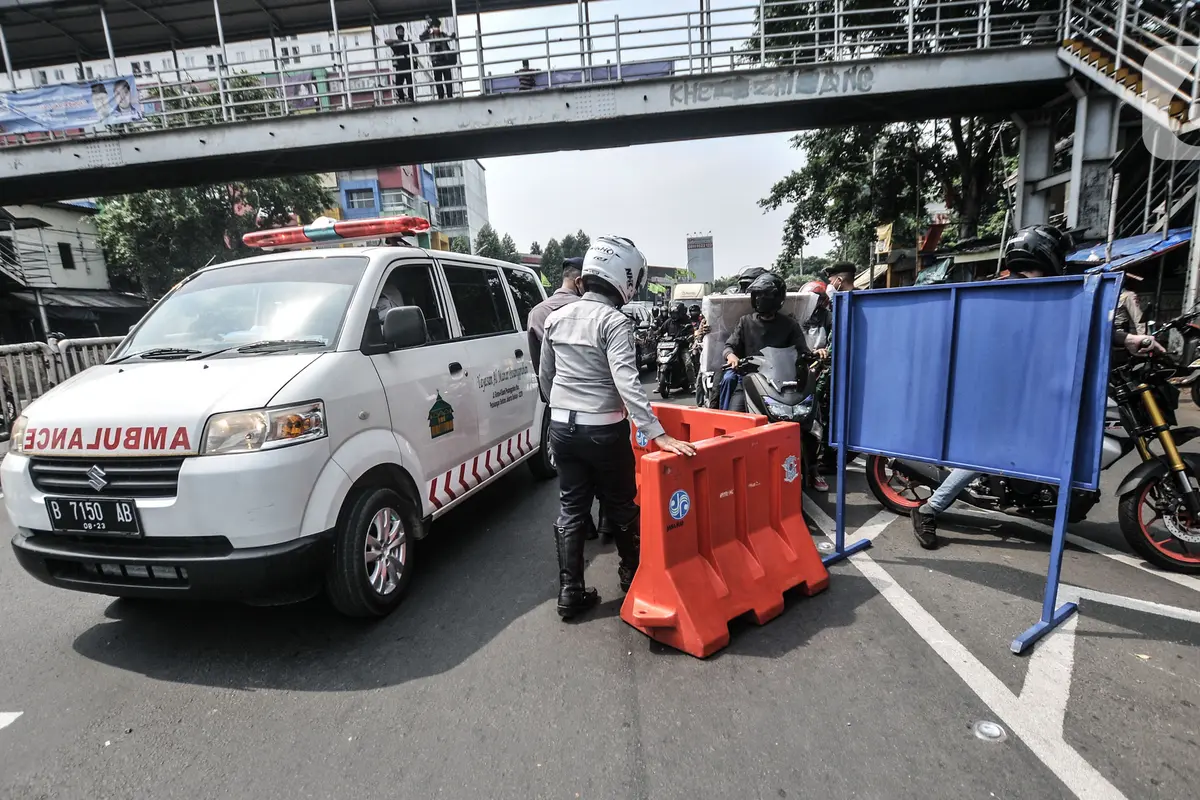 Suasana Penyekatan PPKM Darurat di Jalan Basuki Rahmat
