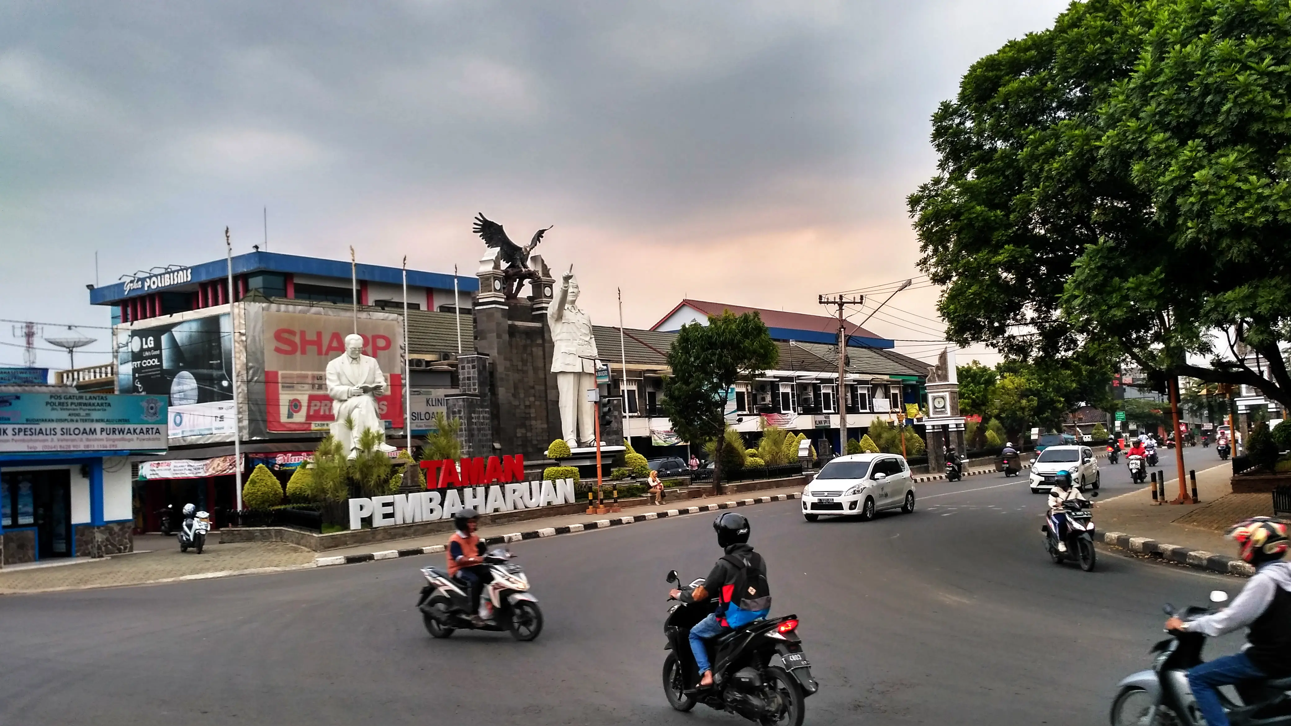Beberapa patung di salah satu sudut jalan protokol di Purwakarta, Jawa Barat. (Liputan6.com/Abramena)