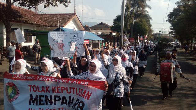 Ribuan massa guru honorer terus mengular melakukan aksi demo menuju gedung DPRD Garut