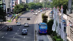 Pascalibur Lebaran, sejumlah jalan di Jakarta masih terlihat lenggang seperti di  kawasan Bundaran Hi arah Sudirman, Jakarta, Senin (4/8/14). (Liputan6.com/Faizal Fanani)