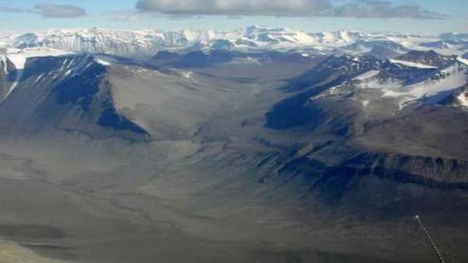 Dry Valley terbentuk akibat dari pergerakan angin Katabatic (Sumber foto: coolantartika.com)