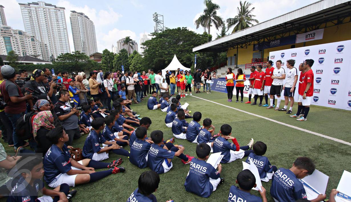 Suasana keramaian acara bertajuk Freedom to be A Soccer Star di Jakarta, Minggu (3/4). Kegiatan tersebut bertujuan meningkatkan keterampilan bermain sepak bola bagi anak-anak untuk berprestasi di bidang sepak bola. (Liputan6.com/Immanuel Antonius)