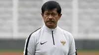 Pelatih Timnas Indonesia U-22, Indra Sjafri, mengamati pemainnya saat latihan di Stadion Madya Senayan, Jakarta, Selasa (29/1). Latihan ini merupakan persiapan jelang Piala AFF U-22. (Bola.com/Yoppy Renato)