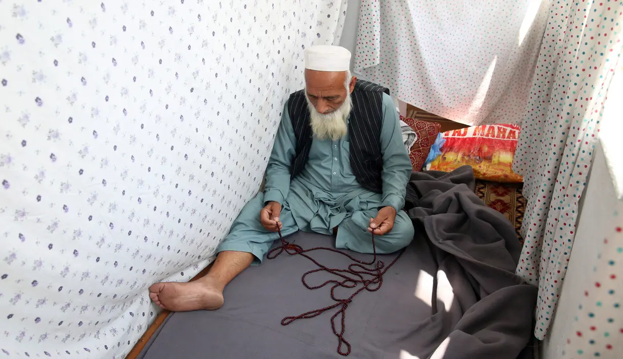Seorang Muslim berdoa di masjid selama Itikaf, sepuluh hari terakhir bulan puasa Ramadan, di Kabul, Afghanistan, Sabtu, (16/5/2020). Umat Muslim melakukan Itikaf 10 hari terakhir bulan Ramadan, dalam rangka meraih malam kemuliaan atau Lailatul Qadar. (AP Photo/Rahmat Gul)