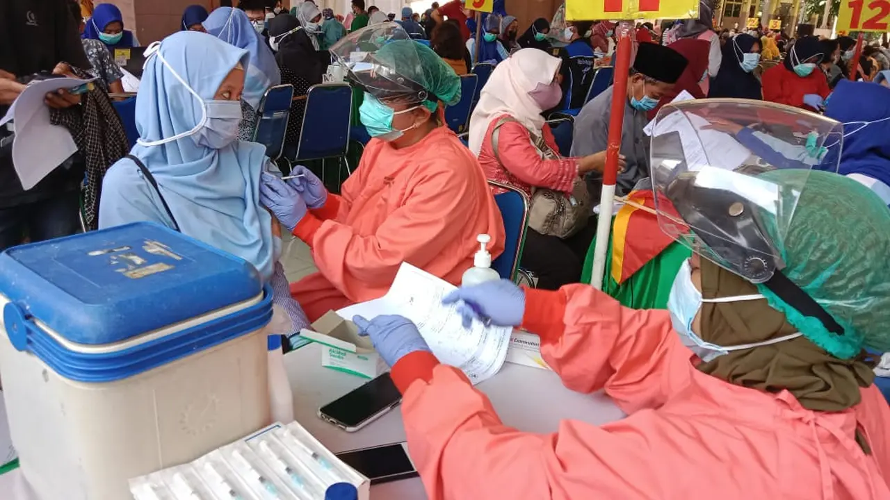 Ribuan guru mengikuti vaksinasi Covid-19 di Puspemkot Tangerang, Selasa (13/4/2021).