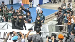 Para pejabat negara saat menaiki kapal selam KRI Alugoro-405 untuk mengikuti upacara penyematan brevet Hiu Kencana di bawah air di kapal selam KRI Alugoro-405, Dermaga 100, Tanjung Priok, Jakarta Utara, Senin (28/11/2022). Brevet Hiu Kencana merupakan simbol pengakuan terhadap profesionalisme prajurit kapal selam dalam taktik dan teknik peperangan bawah laut yang dapat menumbuhkan kebanggaan dan jiwa korsa bagi pemakainya. (merdeka.com/Iqbal S Nugroho)