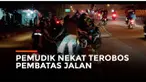Kemacetan lalulintas terjadi di jalur arteri Karawang Sabtu (30/4) dini hari. Sebagian pemudik yang menggunakan sepeda motor nekat terobos pembatas jalan.