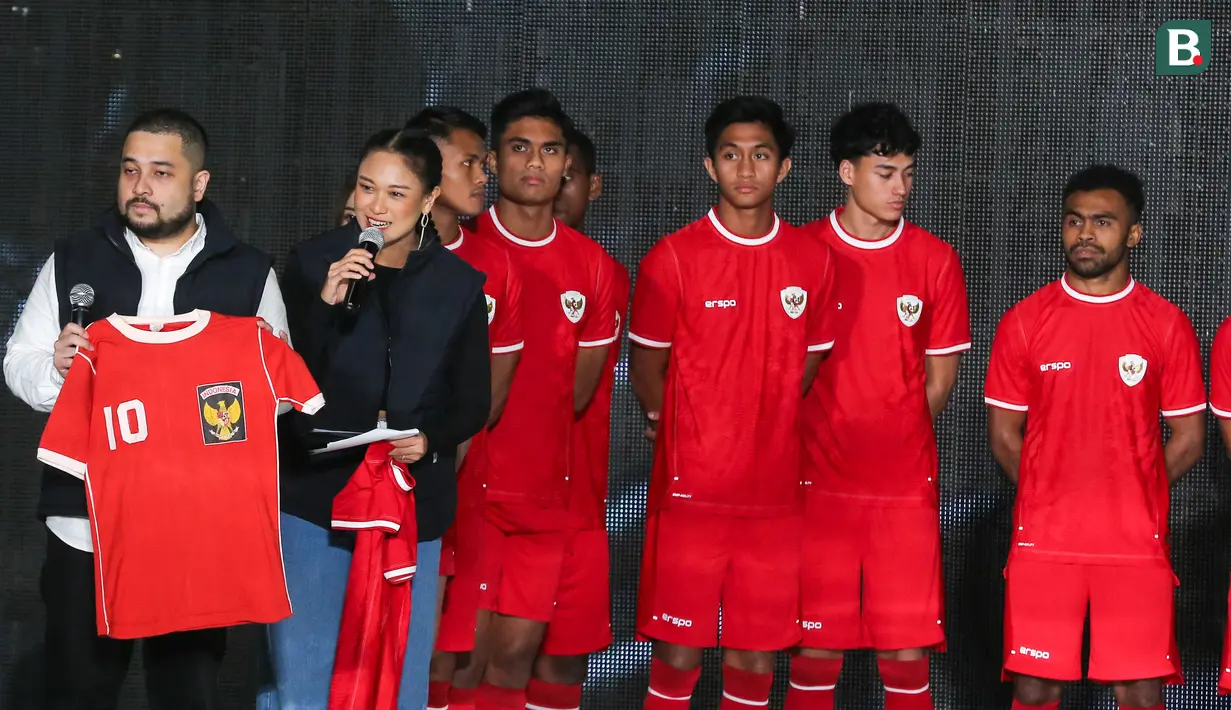 Beberapa penggawa Timnas Indonesia memperagakan jersey kandang Timnas Indonesia produksi jenama dalam negeri Erspo didampingi pemilik Erspo, Muhammad Saddad (kiri) dalam acara launching jersey anyar Timnas Indonesia di Bengkel Space, SCBD, Jakarta, Senin (18/3/2024) petang WIB. (Bola.com/Abdul Aziz)