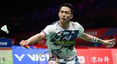 Tunggal putra Indonesia, Jonatan Christie memukul bola balasan ke arah Yudai Okimoto (Jepang) selama pertandingan babak 16 besar Badminton Asia Championships (BAC) 2026 di Ningbo Olympic Sports Centre, provinsi Zhejiang, Tiongkok timur, Kamis (9/4/2026). Tunggal putra Indonesia, Jonatan Christie melangkah ke babak perempat final Badminton Asia Championships (BAC) 2026. (CN-STR/AFP) / China OUT
