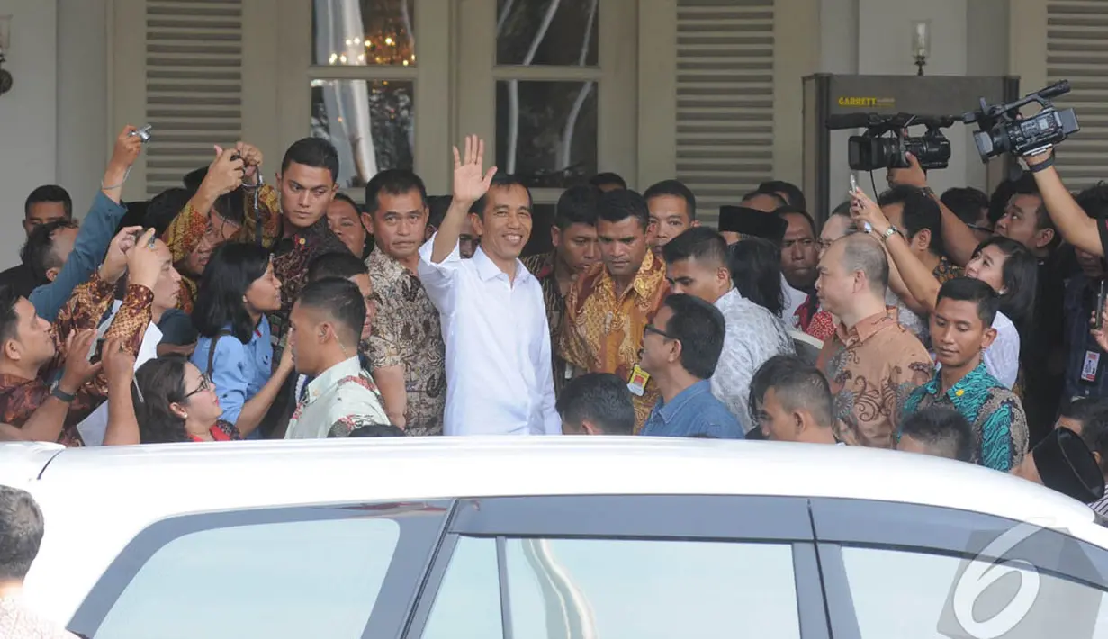Usai berpamitan, Jokowi bergegas menuju halaman dan pergi dengan menggunakan mobil, Jakarta, (17/10/14). (Liputan6.com/Herman Zakharia) 