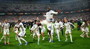 Aston Villa akhirnya menutup perjalanan luar biasa mereka di Eropa dengan cara sempurna dengan cara menjuara Liga Europa musim 2025/2026. (AFP/Yasin Akgul)