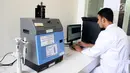 Petugas sedang meneliti di elektroforesis Laboratorium Uji Balai Riset Budidaya Ikan Hias (BRBIH), Depok, Jabar, Jumat (8/3). Balai Riset memiliki lima laboratorium untuk mendukung fungsi penelitian dan pelayanan publik. (Liputan6.com/Herman Zakharia)