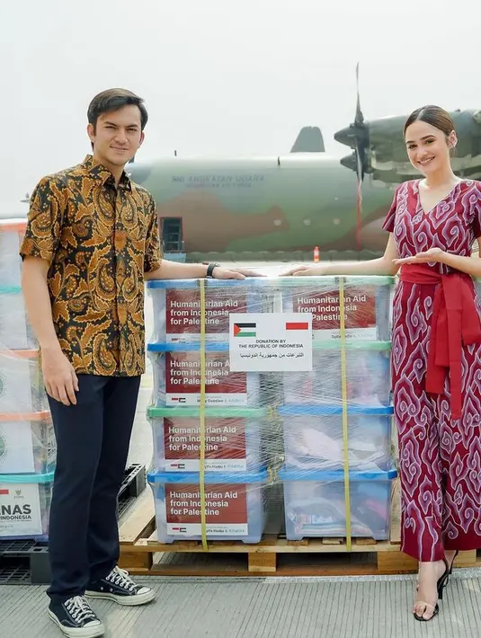 Sang kekasih Rizky Nazar pun turut serta dalam acara tersebut, ia mengenakan kemeja batik lengan pendek dipadukan celana hitam bahan dan sepatu Converse hitam. [@syifahadju]