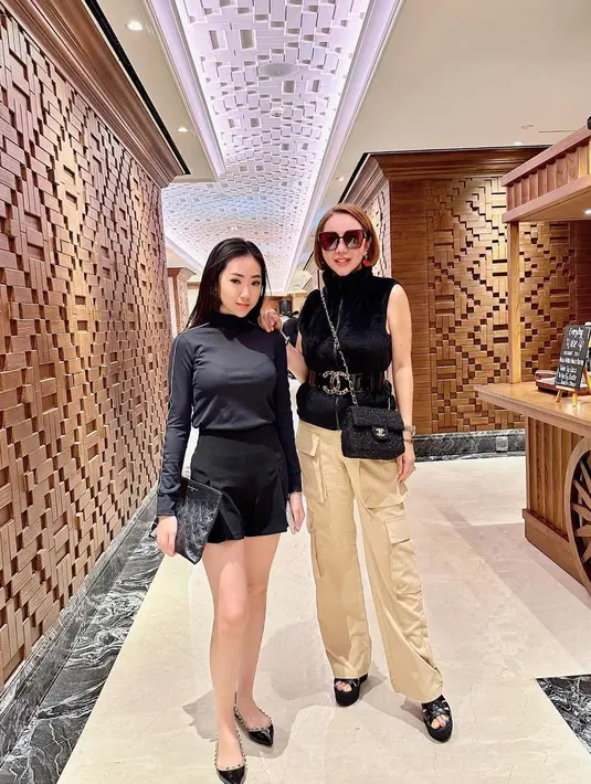 Kali ini, Femmy Permatasari berpose bersama putri tertuanya Richita Permata Jaya. Keduanya juga tampil bak kakak-adik dengan outfit senada berwarna hitam. Femmy dengan turtleneck vest berwarna hitam, lengkap dengan belt besarnya, dipadu dengan cargo pants cokelat. Sedangkan Richita tampil dengan turtleneck lengan panjang dan short pants yang sama-sama berwarna hitam. Foto: Instagram.