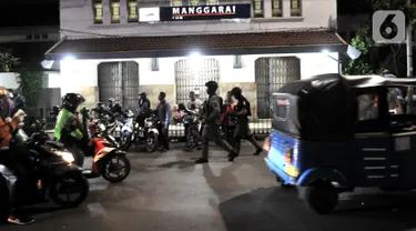 Tim Eagle One Sat Reskrim Polres Jakarta Selatan melakukan penyisiran saat Operasi Premanisme Skala Besar Gabungan di kawasan Manggarai, Jakarta, Rabu (6/11/2019). Operasi tersebut digelar untuk menjaga keamanan dan ketertiban wilayah rawan aksi kriminal atau premanisme. (merdeka.com/Iqbal Nugroho)