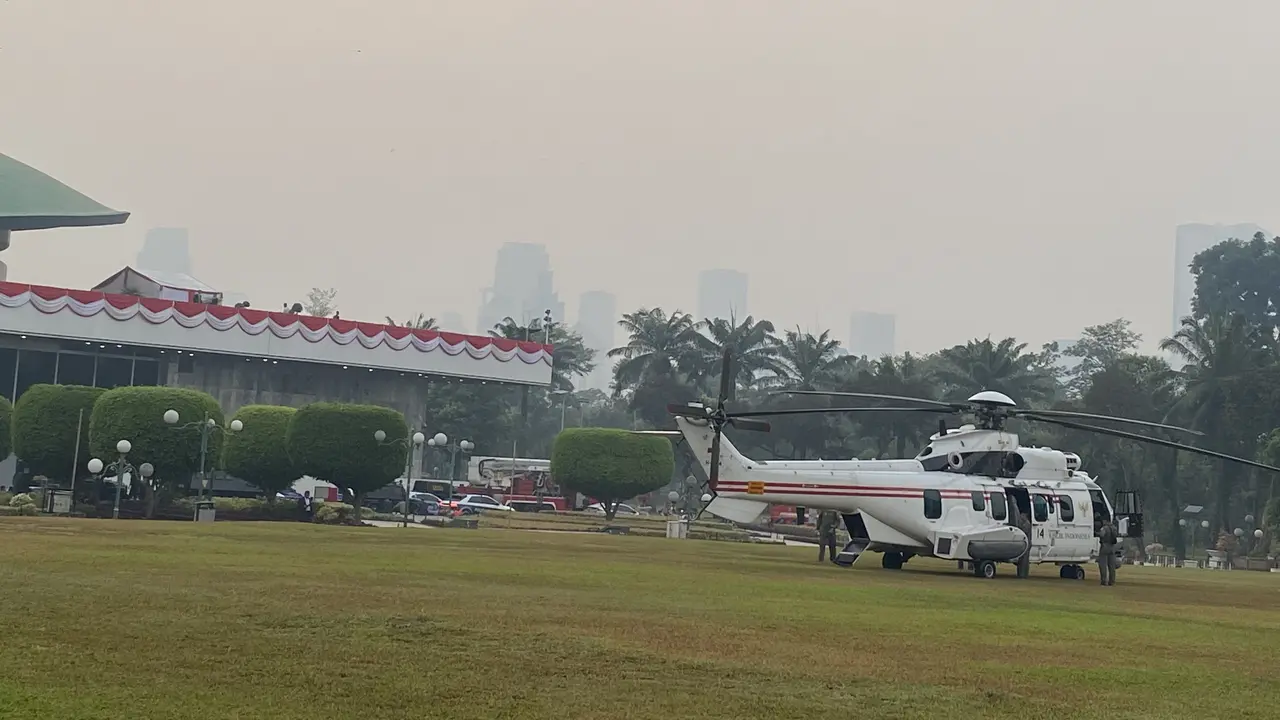 Helikopter kenegaraan siaga jelang pelaksanaan Sidang Tahunan MPR 2026 dan Sidang Bersama MPR, DPR, dan DPD. (Liputan6/Delvira Hutabarat)