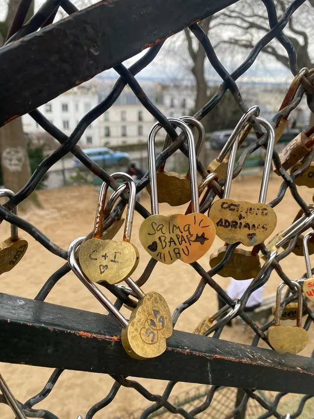 6 Potret Atiqah Hasiholan Liburan Berdua dengan Anak di Paris, Kompak Banget