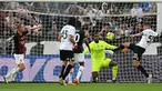 Bek Spezia Polandia Przemyslaw Wisniewski (kanan) mencetak gol pertama timnya ke gawang AC Milan selama pertandingan Liga Serie A Italia di stadion Alberto-Picco di La Spezia, pada 13 Mei 2023. (AFP/Vincenzo Pinto)