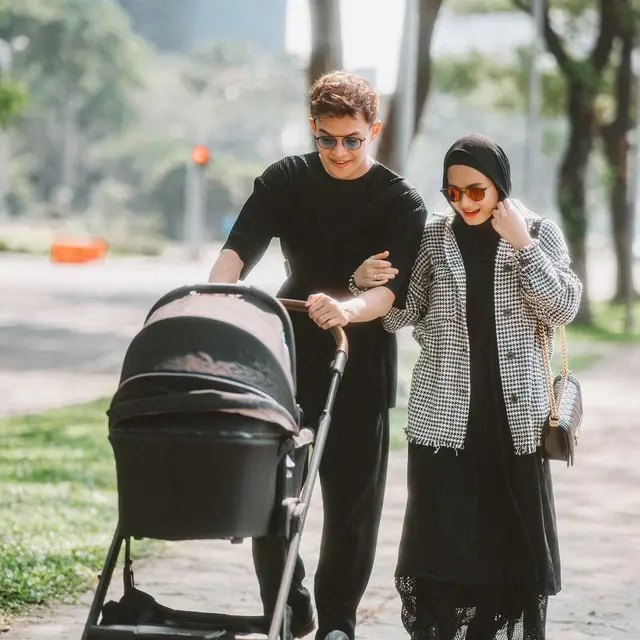 Dipuji Tetap Langsing, Ini 6 Potret Dinda Hauw Pasca 2 Bulan Melahirkan