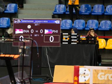 Papan skor Timnas Sepak Takraw Putri Indonesia dan Filipina yang belum berubah pada SEA Games 2017 di Titiwangsa Indoor Stadium Kuala Lumpur, Malaysia, Selasa (21/8). (Bola.com/Liputan6/Faizal Fanani)