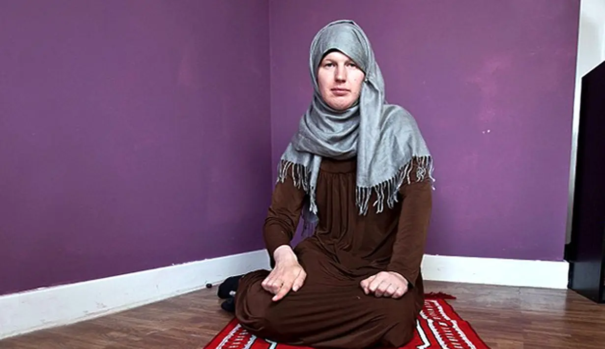 Lucy yang bernama asli Laurens dulu merupakan pria. Dan sejak 2010 ia berubah jenis kelamin jadi wanita. Kini ia menikah dengan seorang pria muslim yang ditemuinya di situs kencan online. (SWNS/Henry Nicholls/wwn)