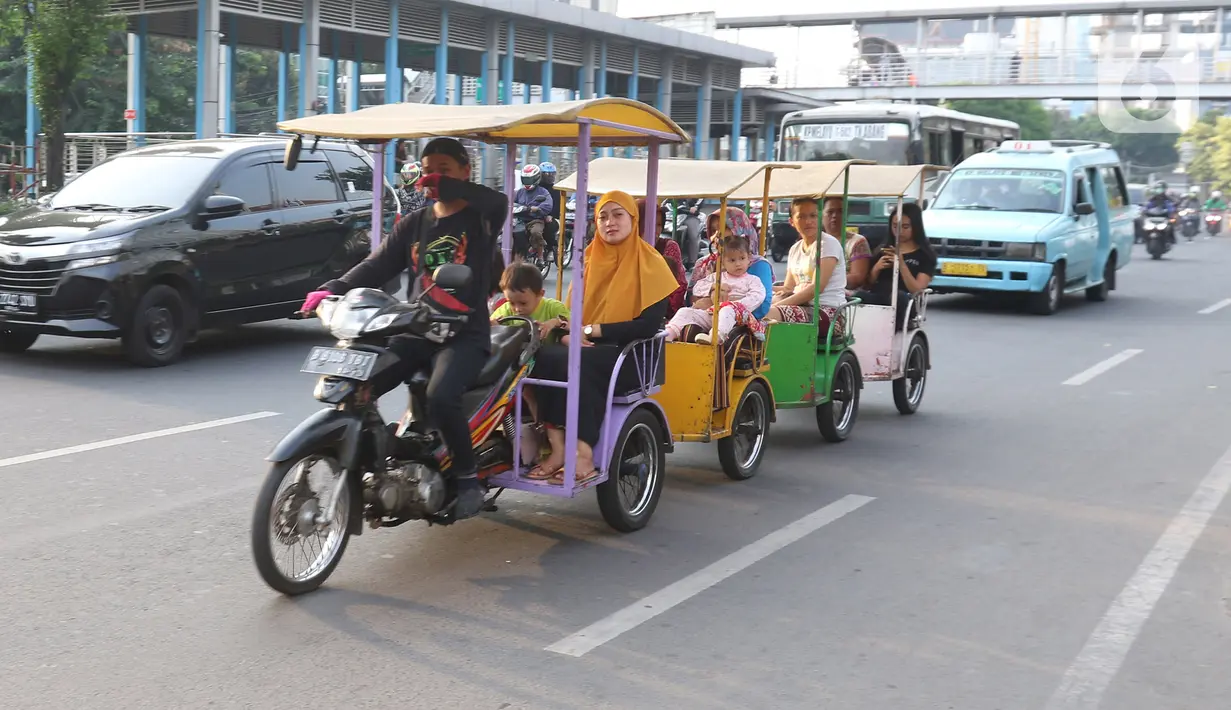 Warga menaiki Motor odong-odong melintasi kawasan Matraman, Jakarta, Rabu (23/10/2019). Dinas Perhubungan DKI Jakarta bakal menggelar operasi untuk menertibkan odong-odong yang sering dinaiki anak kecil karena alasan keselamatan. (Liputan6.com/Herman Zakharia)