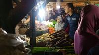 Agus Yudhoyono blusukan di Pasar Klender, Jakarta Timur (Nanda Perdana Putra/Liputan6.com)
