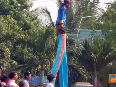 Tradisi khitanan di Desa Bugel Patrol, Indramayu menampilkan arak-arakan meriah disertai dengan &quot;jangkungan&quot; setinggi lima meter dan berjalan mencapai dua meter.  