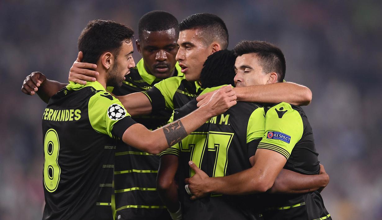 Para pemain Sporting Lisbon merayakan gol bunuh diri bek Juventus, Alex Sandro, pada laga Liga Champions di Stadion Allianz, Turin, Rabu (18/10/2017). Juventus menang 2-1 atas Sporting. (AFP/Marco Bertorello)