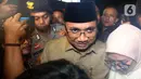 Sebagai informasi, ini merupakan panggilan kedua Yaqut Cholil Qoumas sebagai saksi terkait penyidikan kasus dugaan korupsi dalam penentuan kuota dan penyelenggaraan ibadah haji pada Kementerian Agama tahun 2023–2024. Tampak dalam foto, mantan Menteri Agama Republik Indonesia, Yaqut Cholil Qoumas, saat meninggalkan Gedung Komisi Pemberantasan Korupsi (KPK), Jakarta, Selasa (16/12/2025). (Liputan6.com/HelmiFithriansyah)