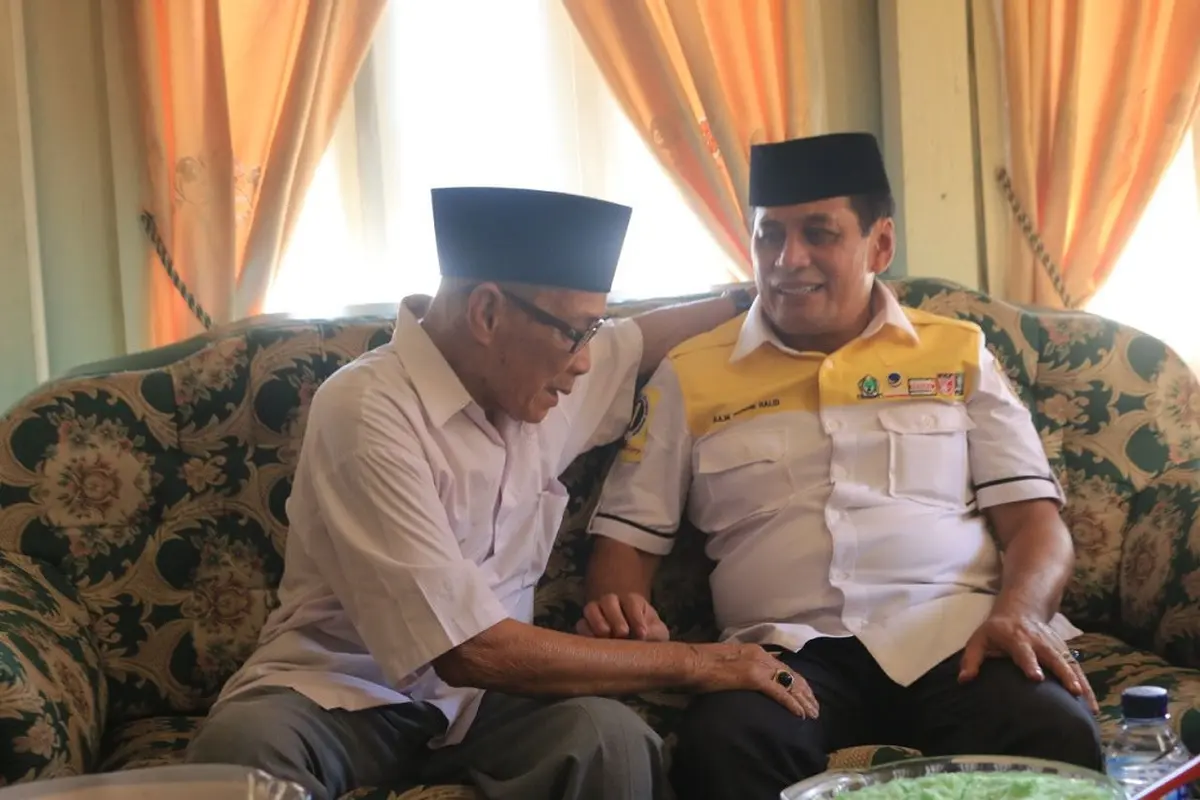 Nurdin Halid, Cagub Sulsel saat berbincang-bincang dengan tokoh masyarakat (Liputan6.com/ Eka Hakim)