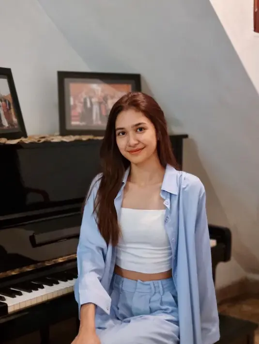 Selain gaya kasual, pemilik nama lengkap Maudy Mikha Maria Tambayong ini rupanya kerap tampil dengan busana yang tak terlalu mencolok. Kali ini, ia memadukan kemeja berwarna biru muda dengan tanktop putih serta celana yang senada dengan bajunya.(Liputan6.com/IG/@miktambayong)