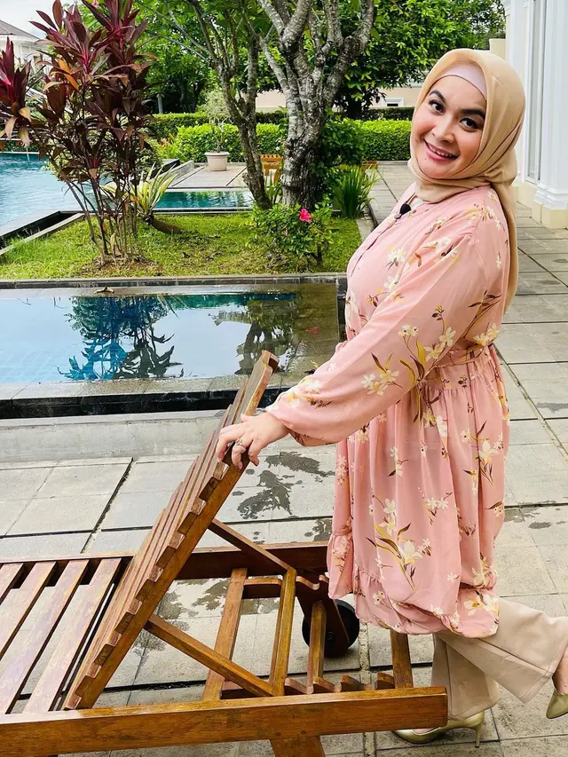 Lama Vakum, Ini 7 Potret Ulfa Dwiyanthi yang Tetap Awet Muda di Usia Hampir 50 Tahun
