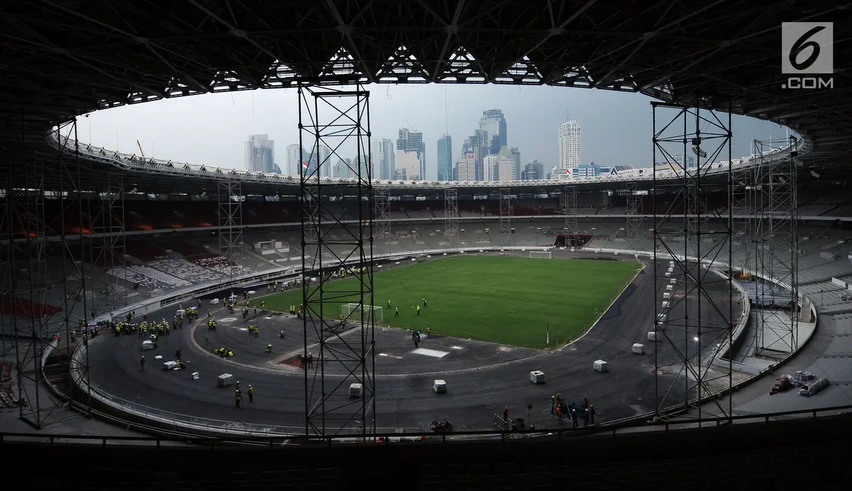 Suasana renovasi Stadion Utama Gelora Bung Karno, Jakarta, Selasa (8/8). Hingga saat ini, renovasi telah mencapai sekitar 80% dan ditargetkan rampung pada akhir 2017. (Liputan6.com/Helmi Fithriansyah)