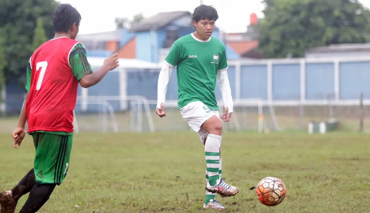 Adam Alis pemain yang bernaung pada Muli Sport Grup menjadi salah satu incaran Klub Barito Putra. (Bola.com/Nicklas Hanoatubun)