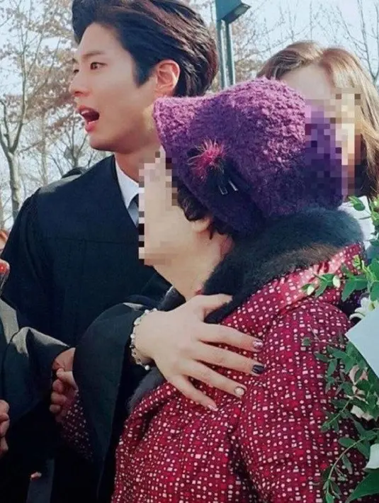 Memang Park Bo Gum dikenal sebagai idola yang baik hati. Hal itu dapat dilihat saat dirinya menolong seorang nenek di acara wisudanya. (Foto: Allkpop.com)
