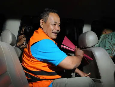 Pegawai Negri Sipil (PNS)  Pemerintah Kabupaten (Pemkab) Klaten, Sularman menaiki mobil usai menjalani penyelidikan di KPK, Jakarta, Sabtu (31/12). (Liputan6.com/Helmi Affandi)